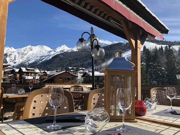 Hotel la Montagne terrace with mountain views