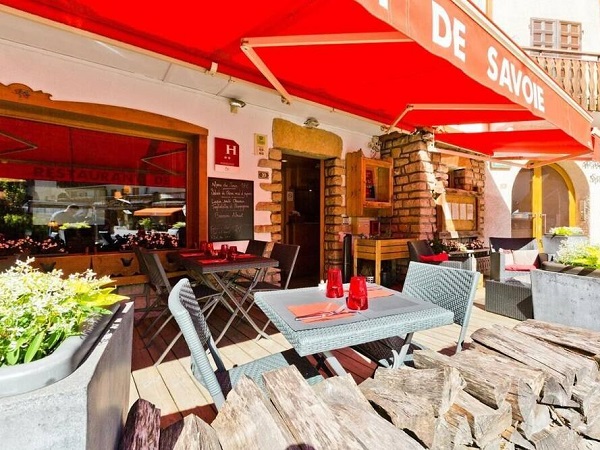 Hotel les Airelles terrace with mountain views