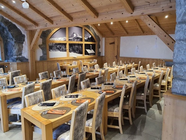 Hotel la Pointe Percee Restaurant Restaurant with exposed wooden beams and stone walls