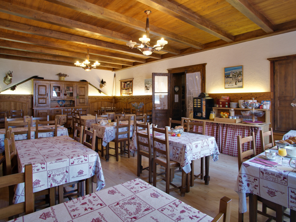 Hotel la Pointe Percee breakfast room Ski chalet-hotel breakfast room with tables and chairs