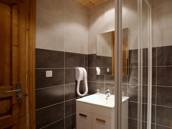 Hotel la Pointe Percee ensuite shower room Modern tiled shower room