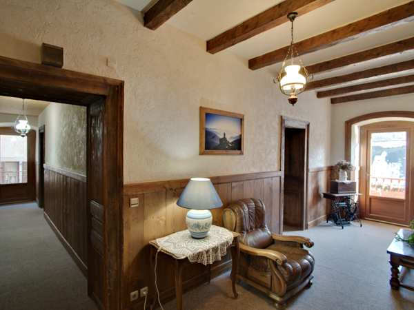 Hotel la Pointe Percee reception Hotel corridor with comfy leather chair