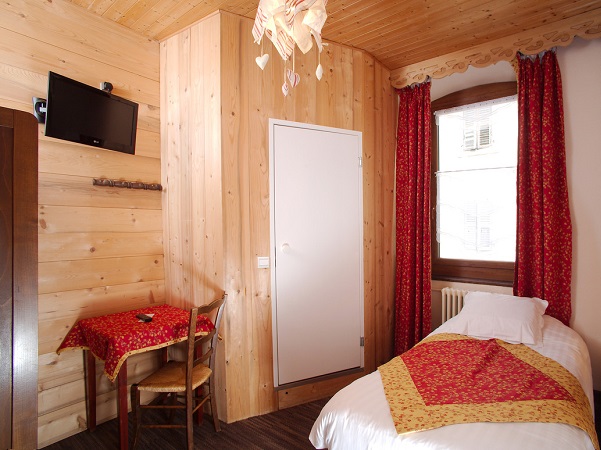 Hotel le Pointe Percee single room Ski chalet-hotel bedroom in traditional mountain style